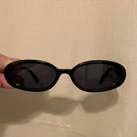 Bali Black Oval Polarized Women’s Sunglasses - Picture 3 of 4